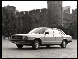 Fotografie Auto Audi 100, Limousine mit 
