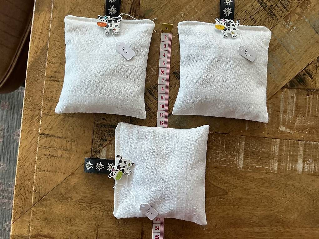 Tutte le decorazioni: Lavendelsäckli Edelweiss Stoff  – Nuovo e nell'imballaggio originale da Liestal venduto da Strigg-Grossmami 1