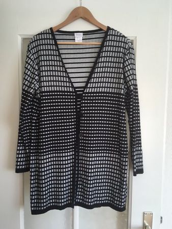 Schöne Strickjacke in schwarz/weiss, Grösse 42