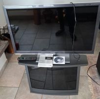 Fernseher 47" "Panasonic" mit schwarzem Fernsehtisch