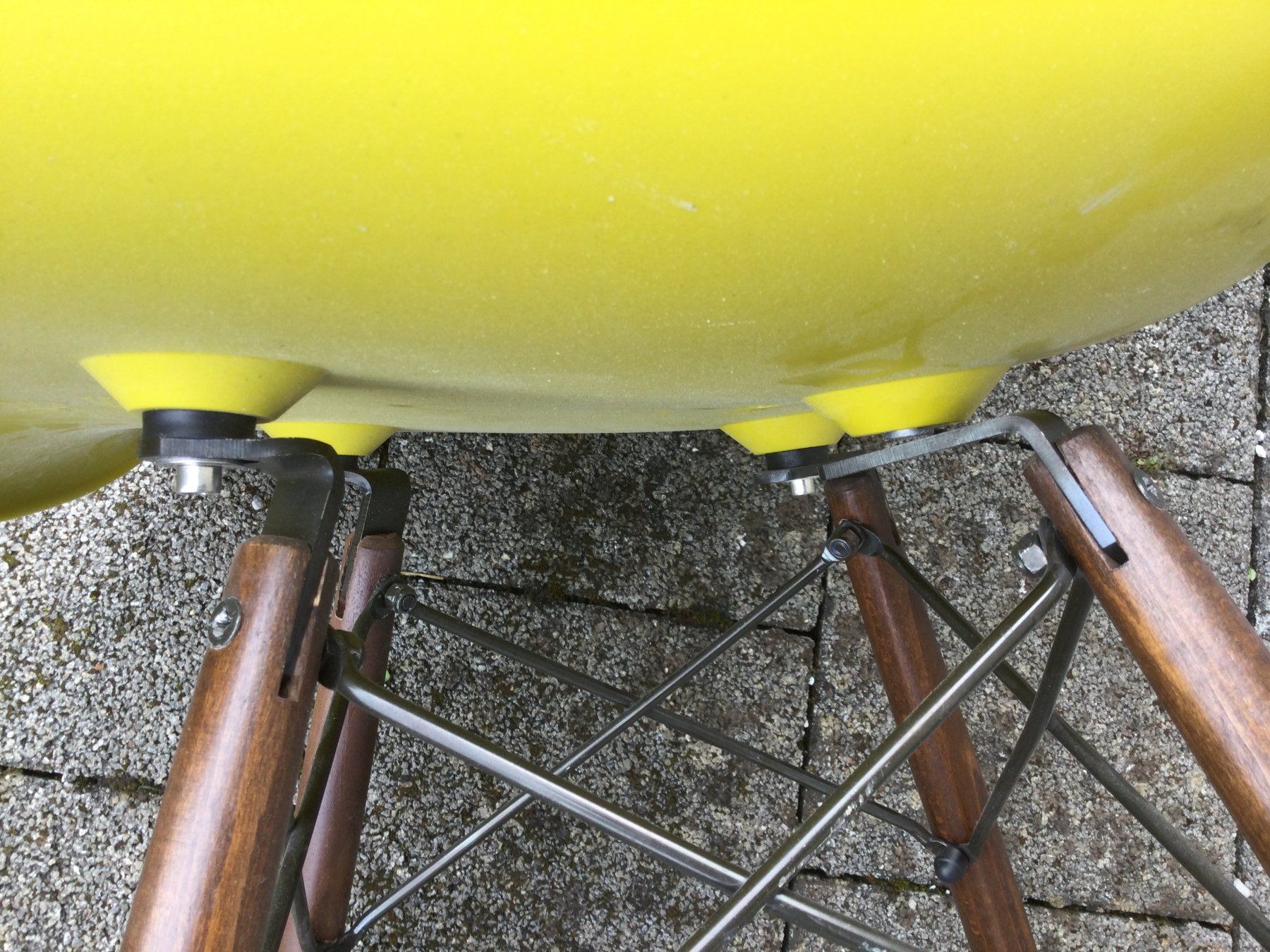 Vitra Sedie: Defekter Vitra Cames Eames Plastic Armchair – Difettoso da Wangen SZ venduto da kuriosum12 8