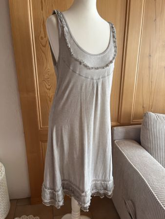 Kleid Nile M hellgrau mit Seidensaum Grösse M guter Zustand
