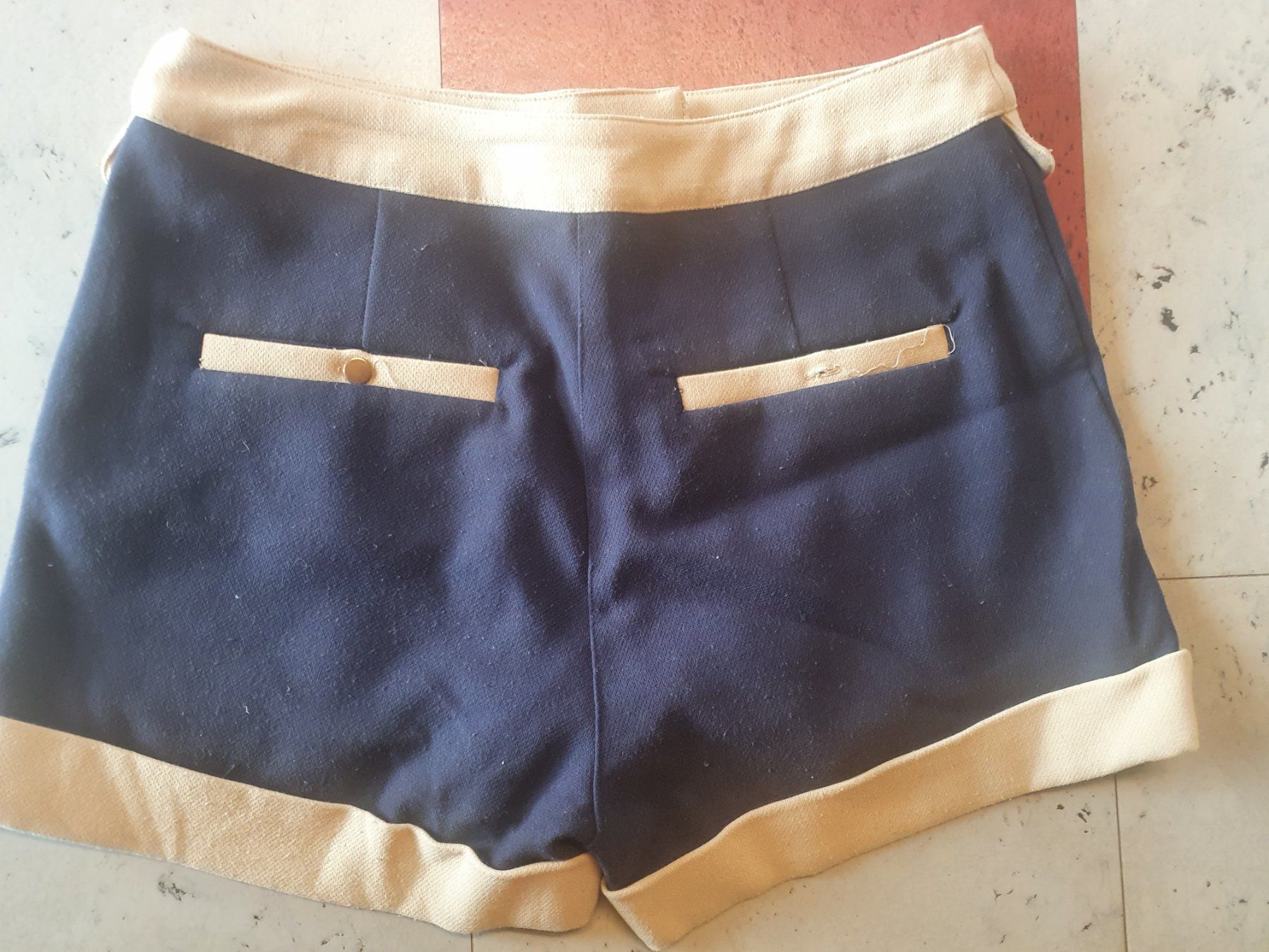 H&M Pantaloni: Hosen kurz – Usato da Moosseedorf venduto da Sonnenschein.. 4