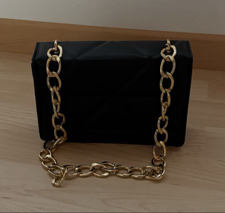 Schwarze Handtasche mit Goldkette – Top Zustand!
