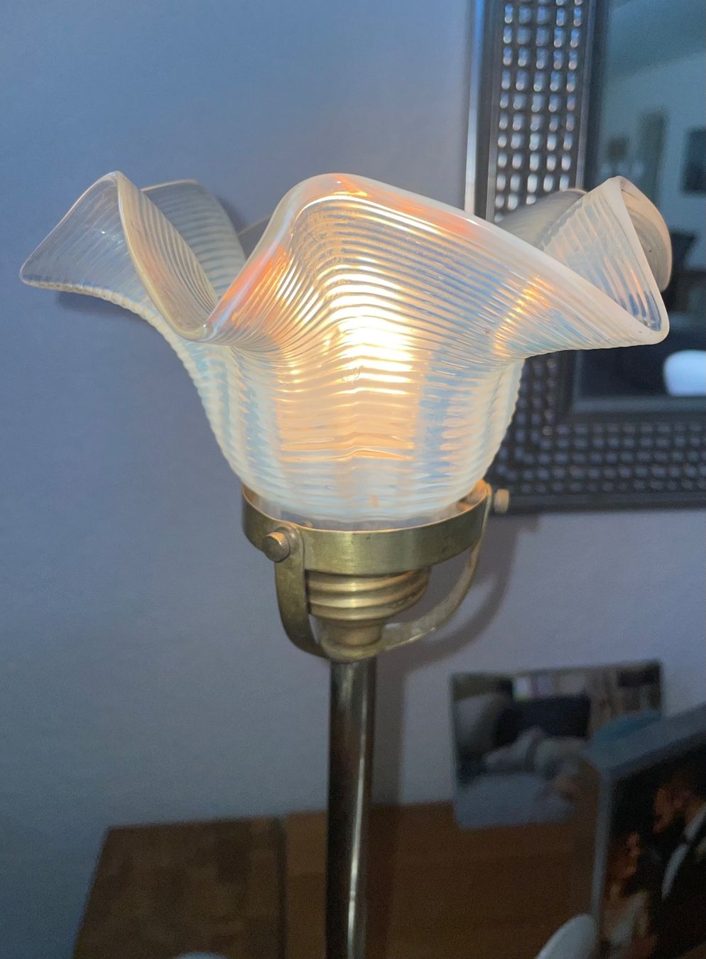 Lampen: Antike Tischlampe Jugendstil Opalglas mit Messingfuss – Gebraucht aus Büsserach von Urkundenflora