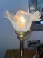 Antike Tischlampe Jugendstil Opalglas mit Messingfuss