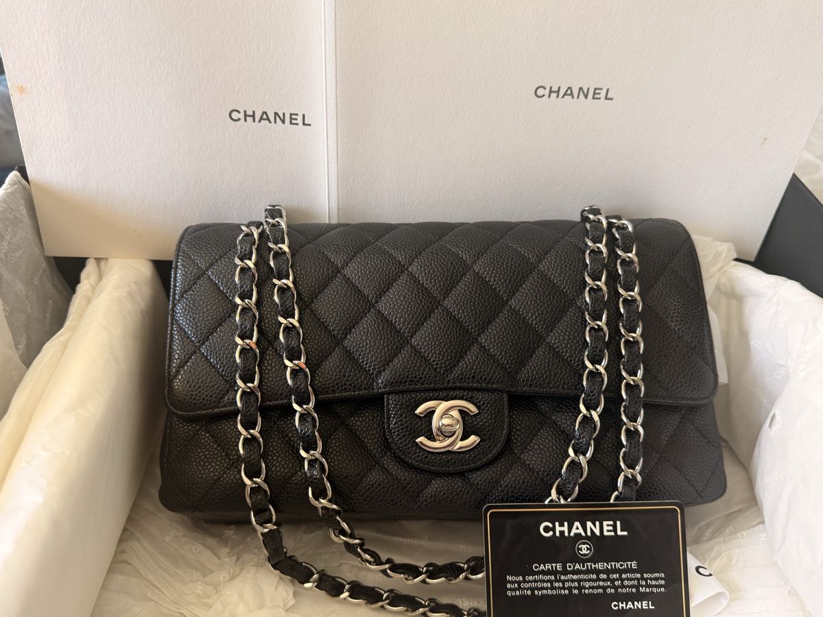Borse da donna: Chanel Classic Timeless Medium Double Flap Black Caviar – Usato da Münchenstein venduto da watchpatrol