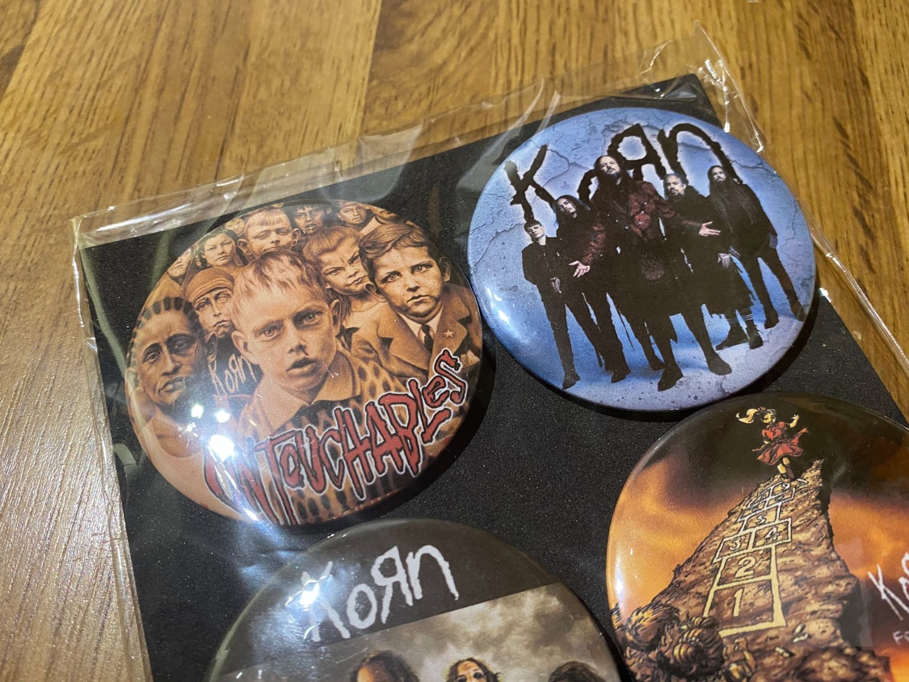 Placchette & Badge: Korn Badges Bundle, Neu! – Nuovo (secondo la descrizione) da Basel venduto da FatCatPacksTheRatt 2