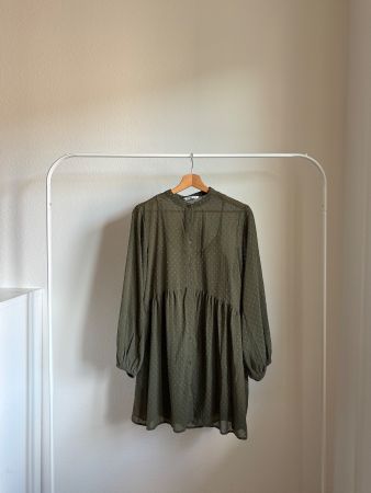 olivgrünes, romantisches Kleid