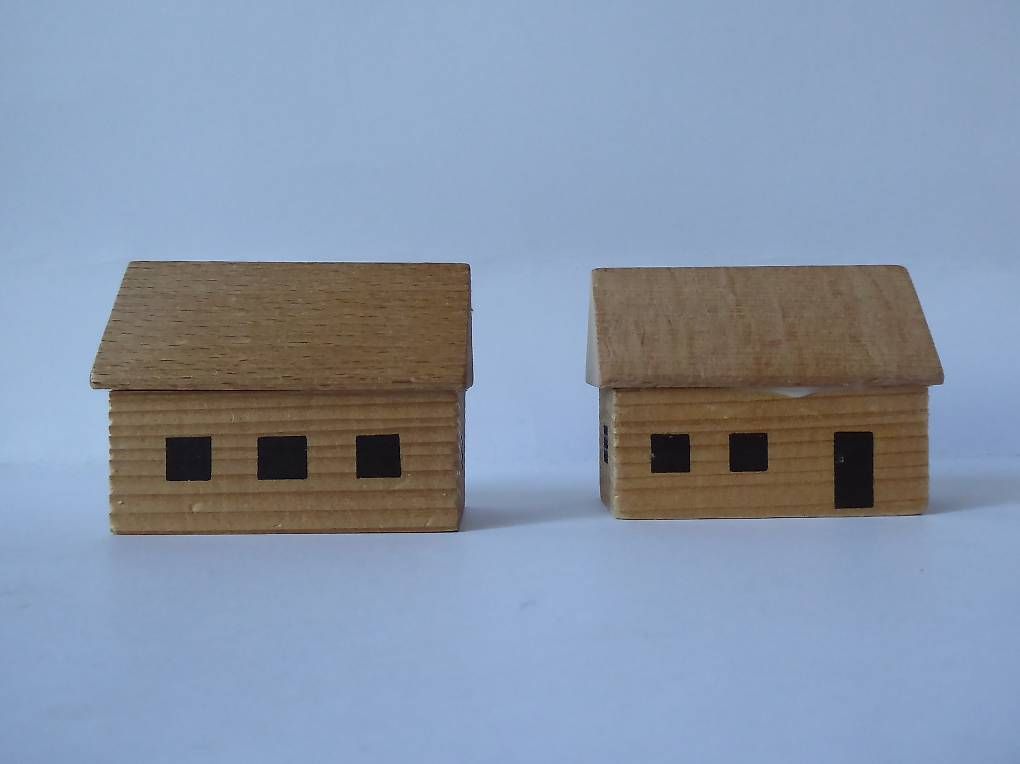 Giocattoli: 2 schöne Holz Häuser, 6,5cm lang – Usato da Turbenthal venduto da Nautop