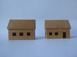 2 schöne Holz Häuser, 6,5cm lang