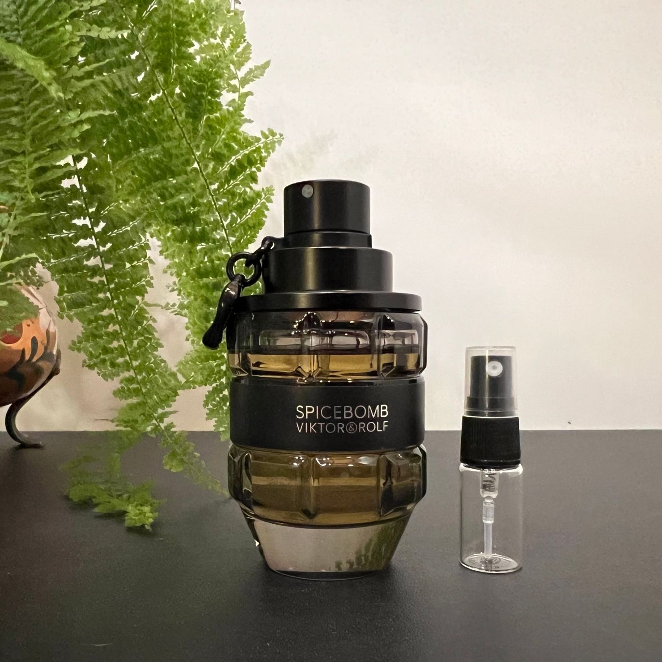 Profumi & Eau de Toilette: Viktor & Rolf Spicebomb 2ml Tester – Nuovo (secondo la descrizione) da Hüttikon venduto da Yatzu