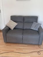 Gemütliches 2er Sofa dunkelgrau / ausfahrbar