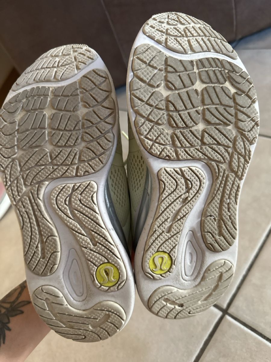 Chaussures femmes: Chaussures Lululemon  – D'occasion à Confignon par mel_9m6w 2