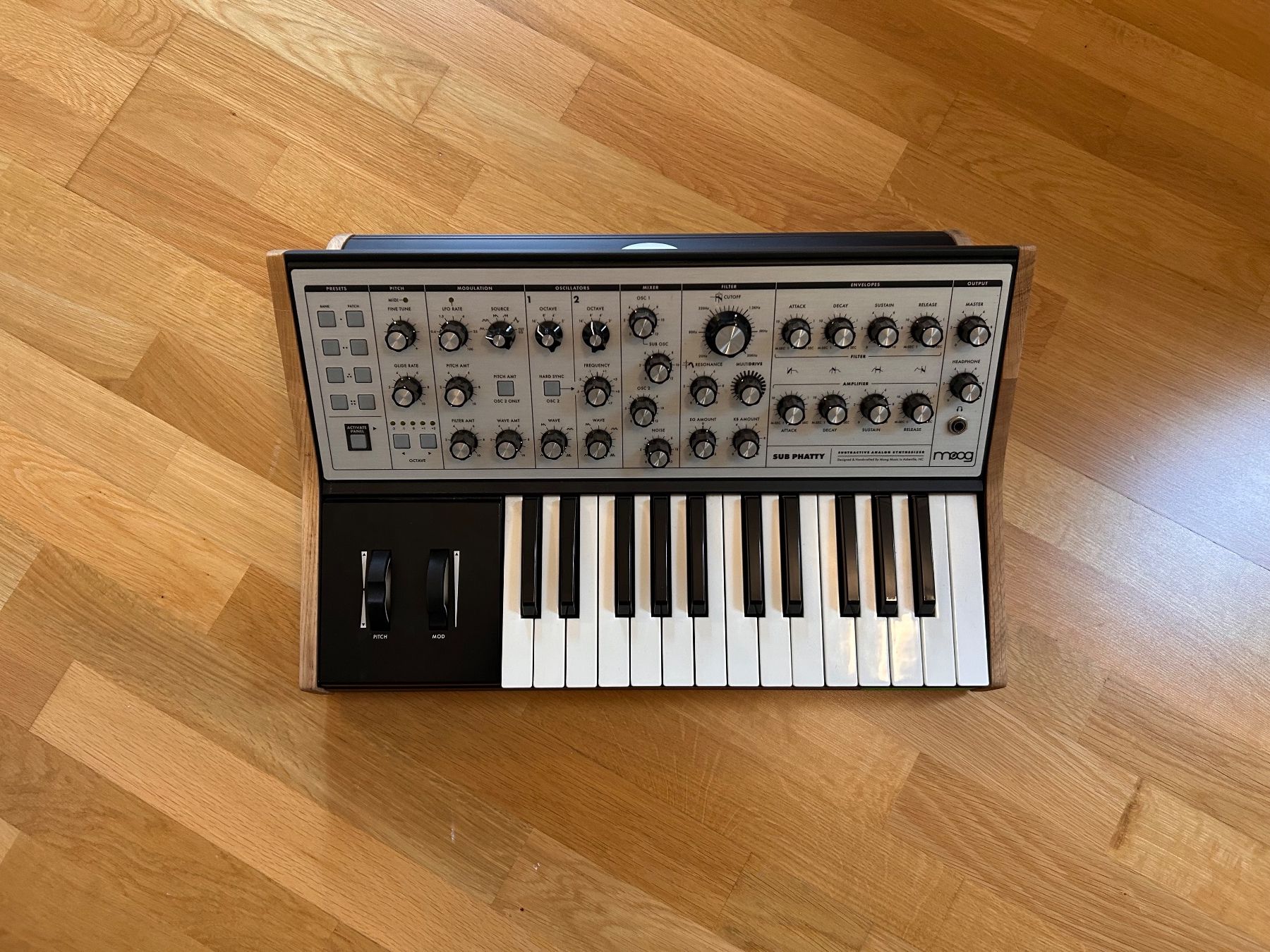 Moog Musikinstrumente: Moog Sub Phatty mit Holz-Sidepanels von "Too Many Synths" – Gebraucht aus St. Gallen von nic_p96r
