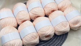 10 Knäuel à 50 g apricotfarbenes Luxus-Seidenmischgarn