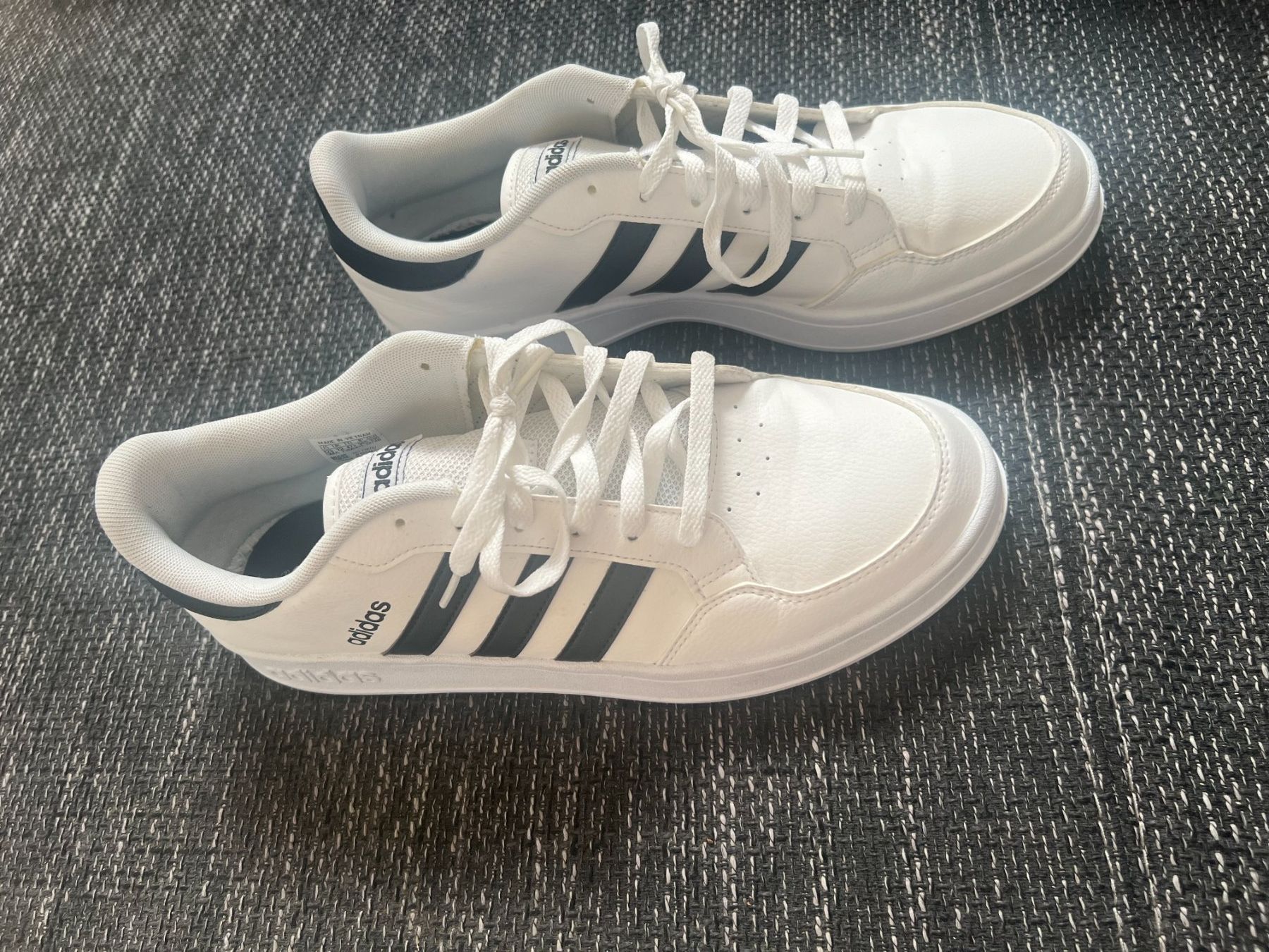 Adidas Herrenschuhe: Adidas , 47 1/3 , weiss – Gebraucht aus Olten von arwitz 1
