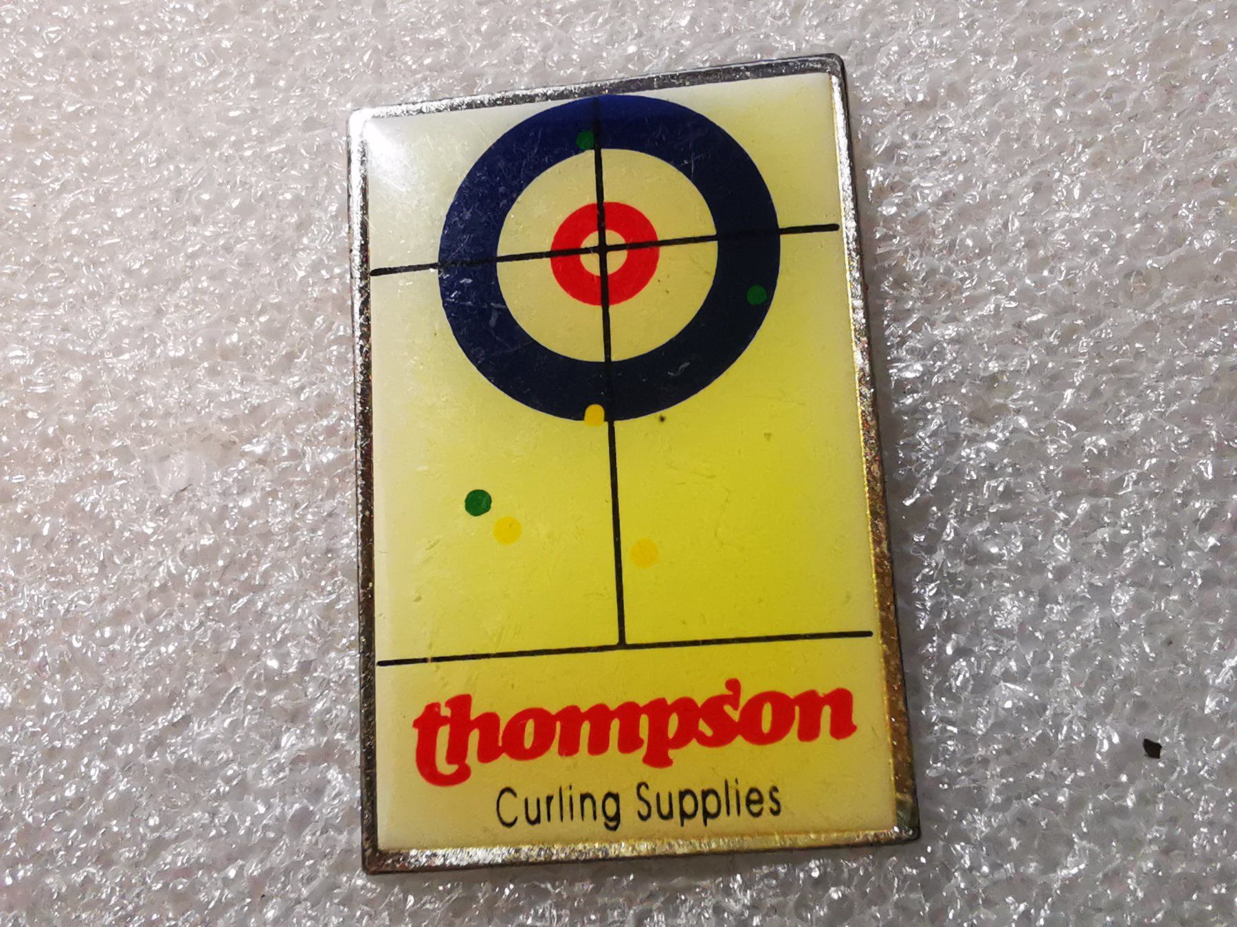 Placchette & Badge: Ansteckpin 20: Thmpson Curling Supplies – Usato da Oppligen venduto da Pin-Fall-Shop