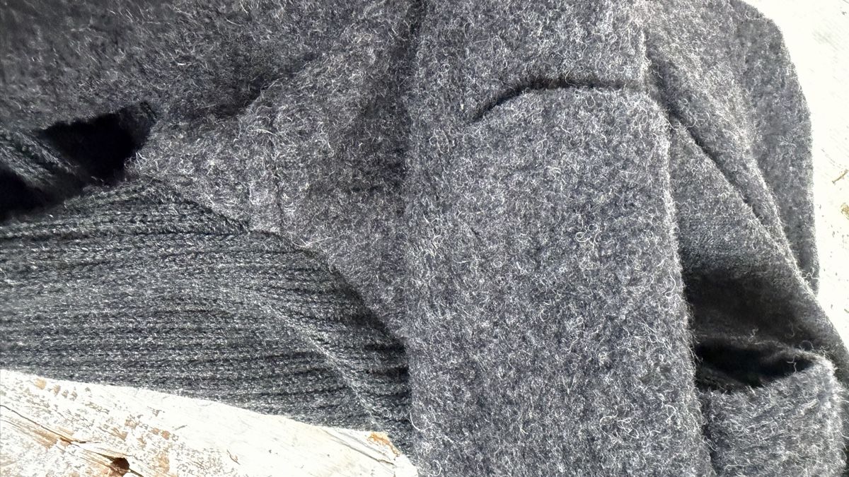 Maglioni & Felpe: Y2K gray ruffle sweater with double button detail – Usato da Knonau venduto da Grapesvintage 4