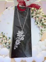 Silberfarbene Halskette mit Blumenanhänger, Geschenkidee!