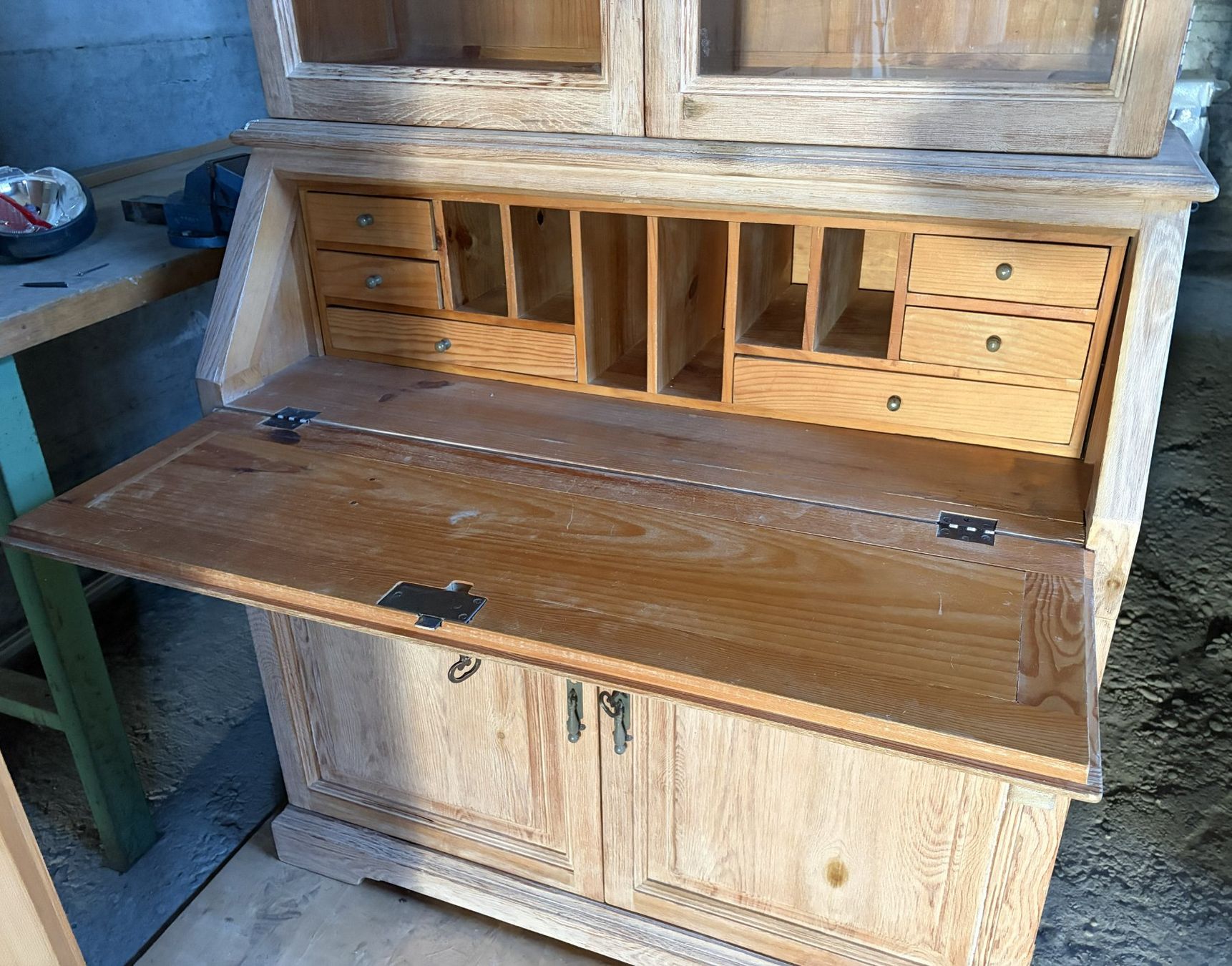 Schreibtische: Sekretär mit Vitrine – Gebraucht aus Rumisberg von ref_5dpv 2