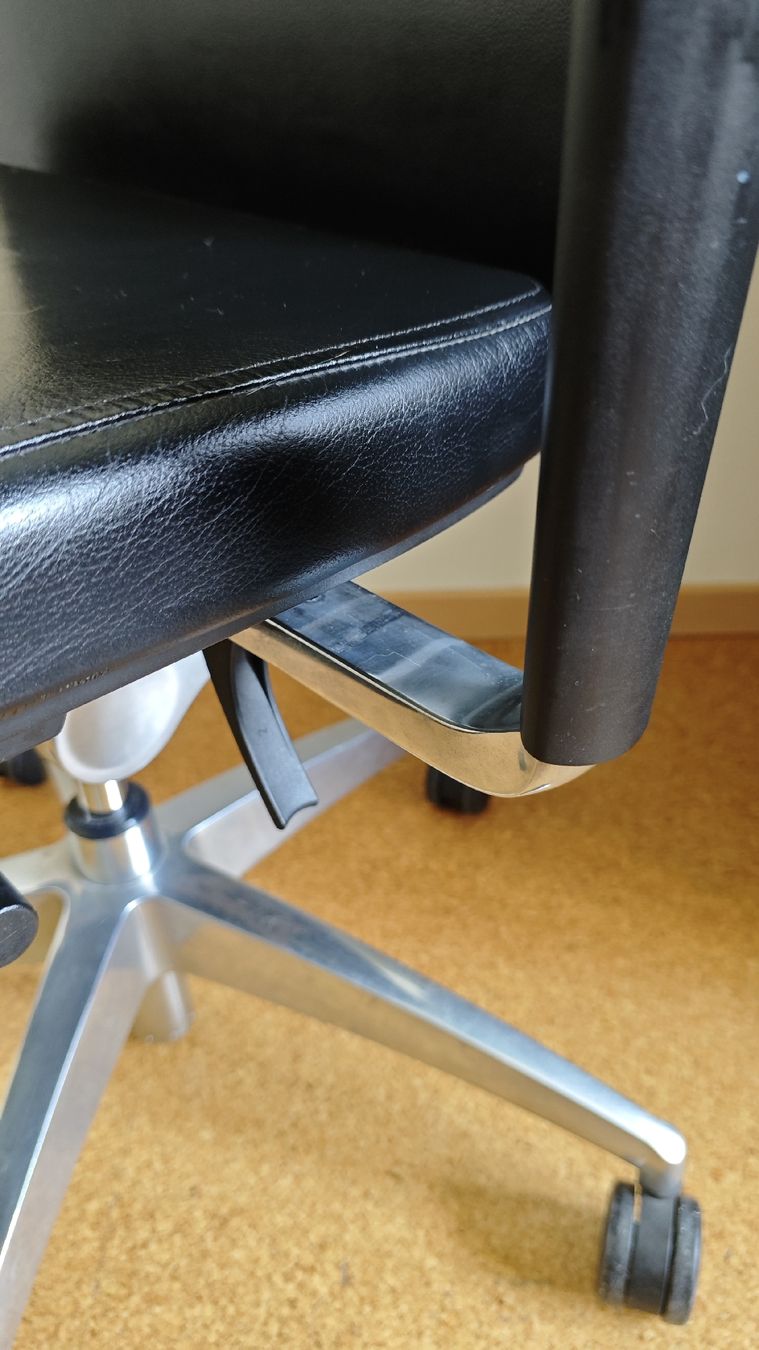 Stühle: Bürostuhl, Echt-Leder, Schwarz – Gebraucht aus Brüttisellen von leschBCS1 7