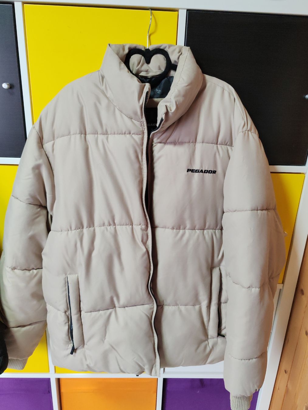 Pegador Jacken: Pegador Solin Puffer Jacket Beige, Grösse M, Winter Jacke – Gebraucht aus Untervaz von DoniWii1985