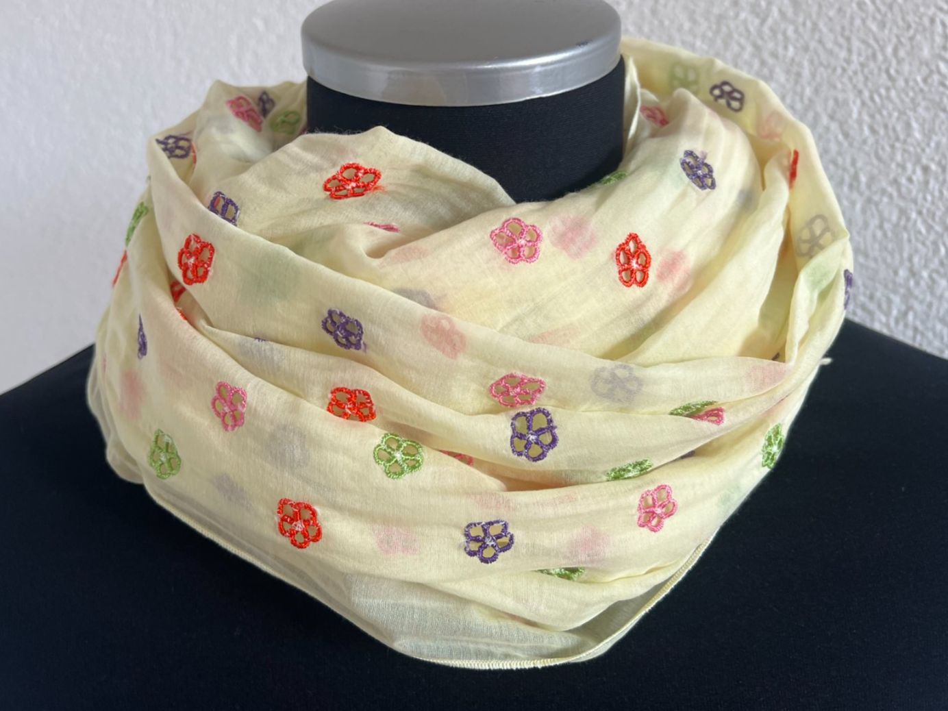 Colora Foulard & Sciarpe: Colora Schal, Hellgelb mit Blümchen, 23 % Seide, NEU – Nuovo e nell'imballaggio originale da Worb venduto da farben20zauber