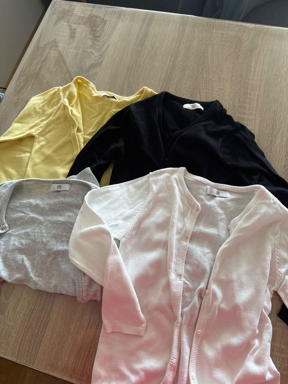 Giacche & Cappotti: 6 Mädchen Strickjacke – Usato da birsfelden venduto da Giuseppe70 1