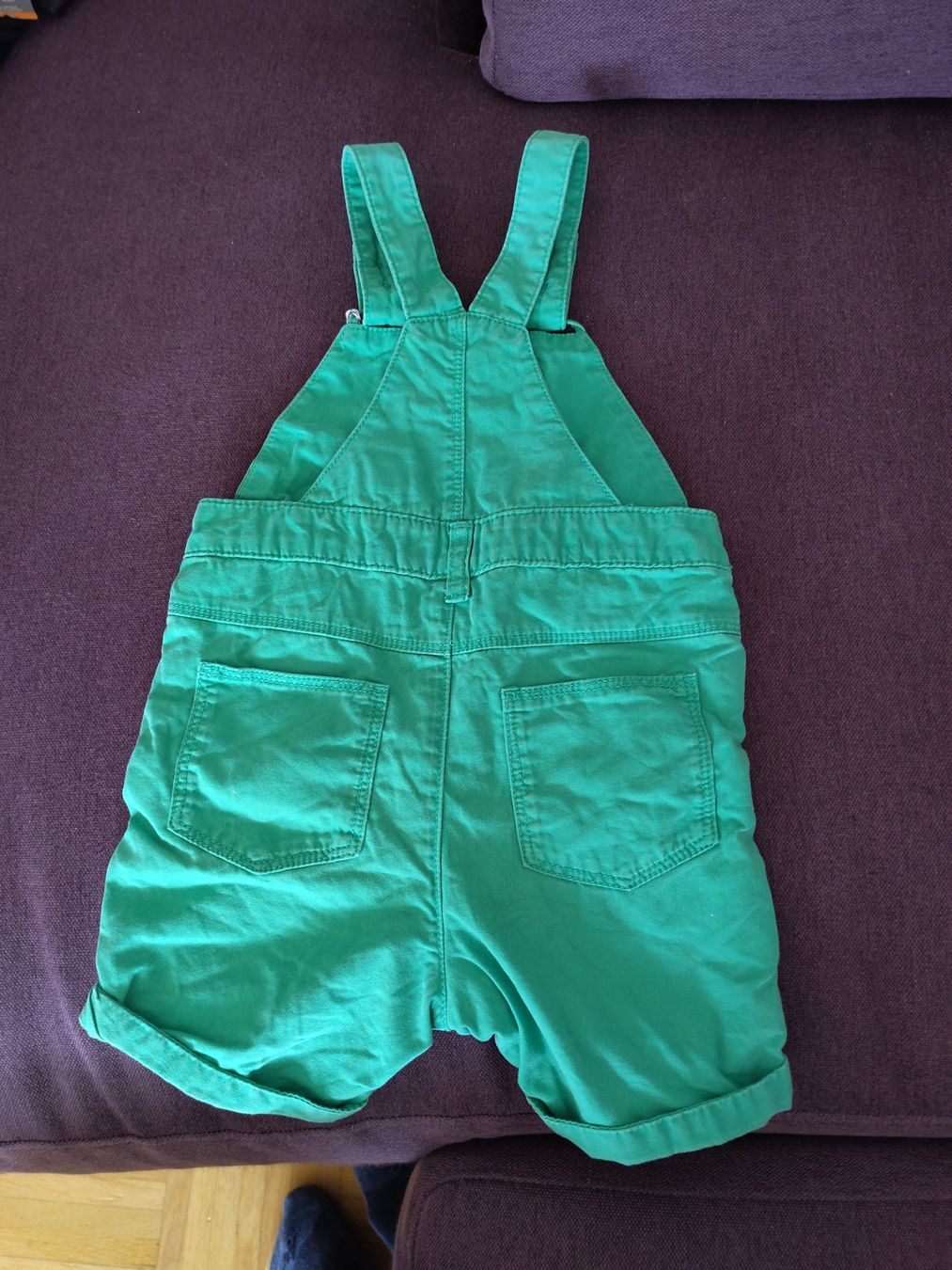 Hosen: Grüne robuste kurze Latzhose, Grösse 92 – Gebraucht aus Jona von tschounaess 1