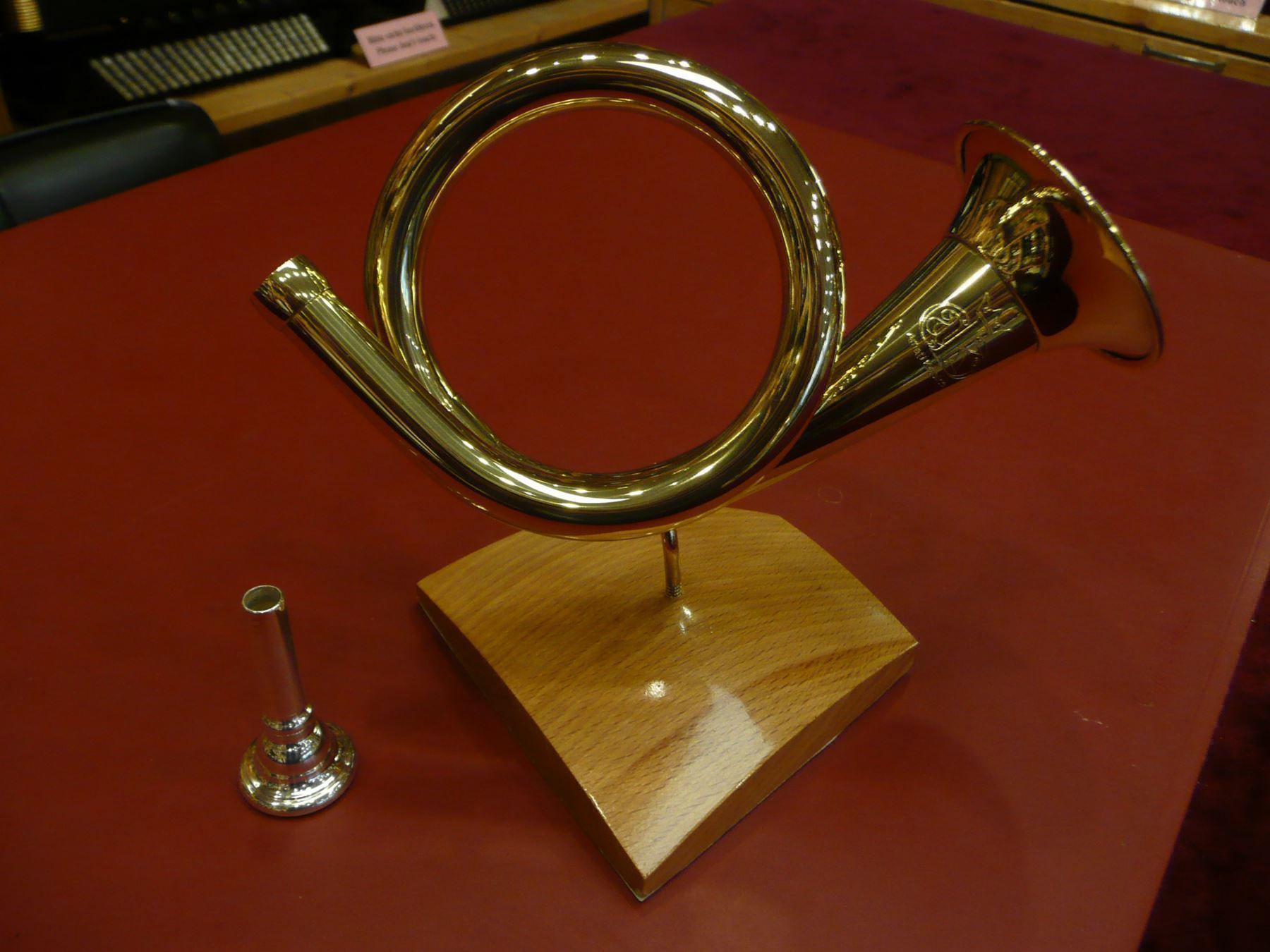 Tutte le decorazioni: Horn Miniatur auf Holz-Sockel – Nuovo e nell'imballaggio originale da Davos-Platz venduto da musikhauskollegger 2