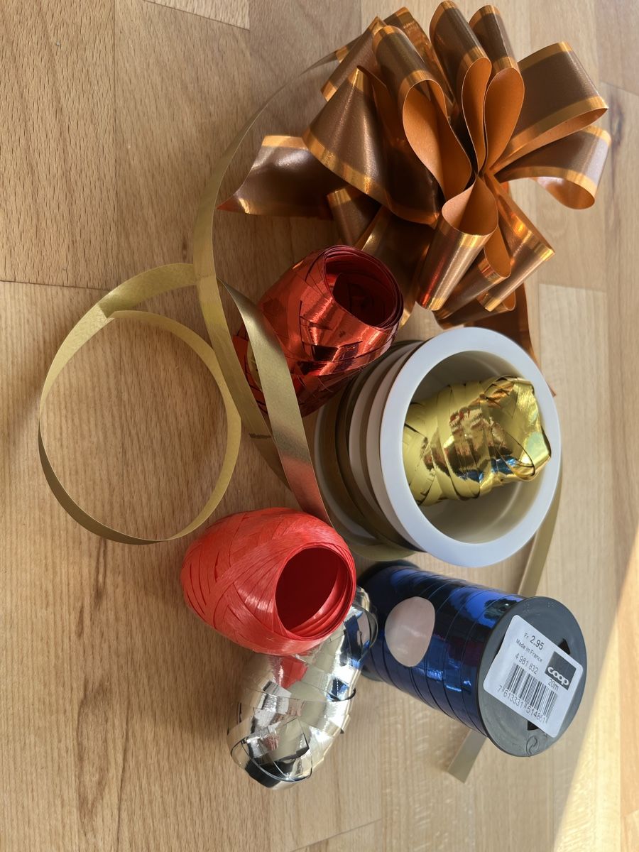 Toutes les décorations: Weihnachtsdeko Konvolut mit Geschenkbändern – D'occasion à Susten par Emons 1