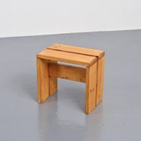 Tabouret en forme de U en pin massif de Charlotte PERRIAND