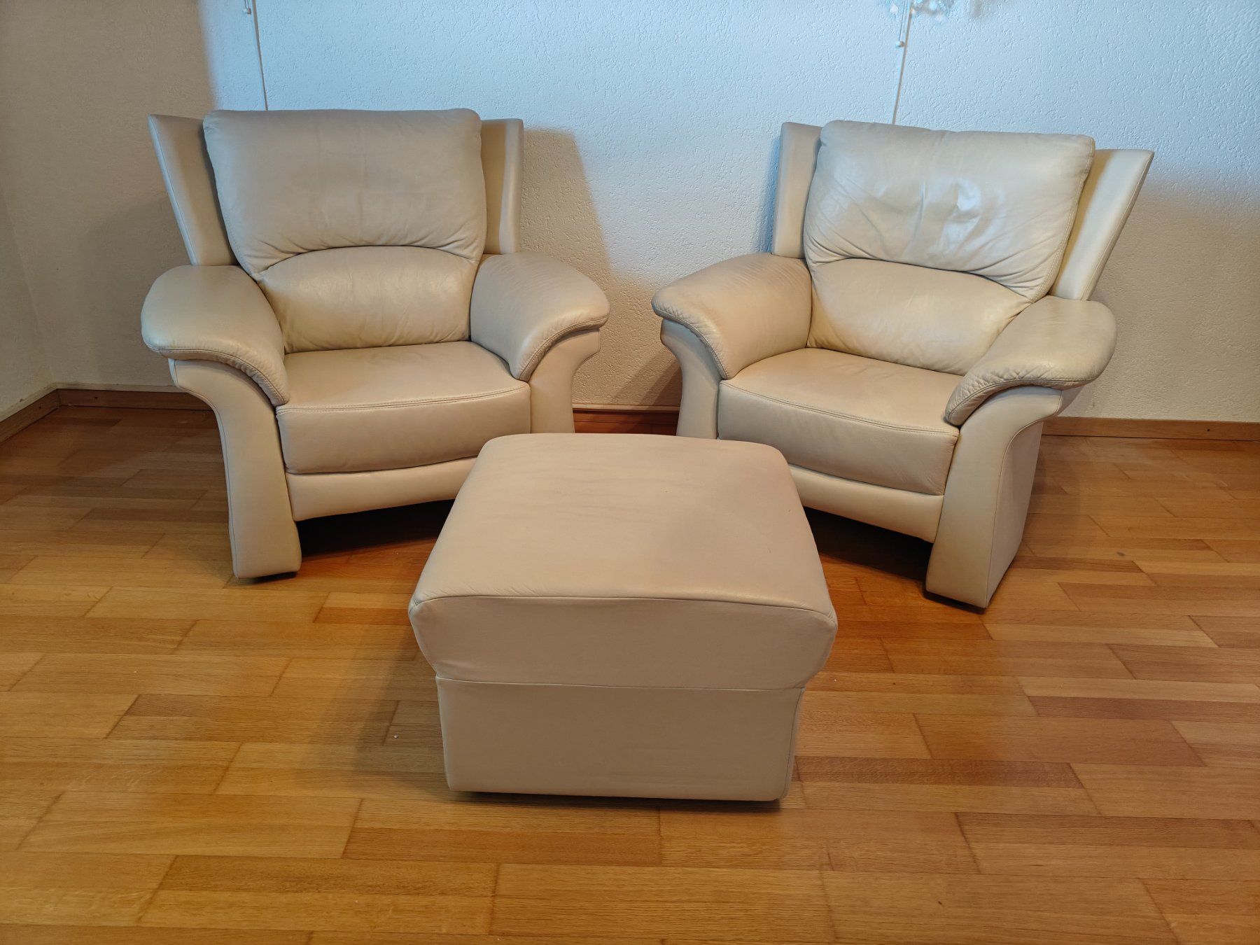 Poltrone: Ledersessel-Set beige - 2 Sessel + Ottoman - 1990er-2000er – Usato da Birr venduto da DisDas 1