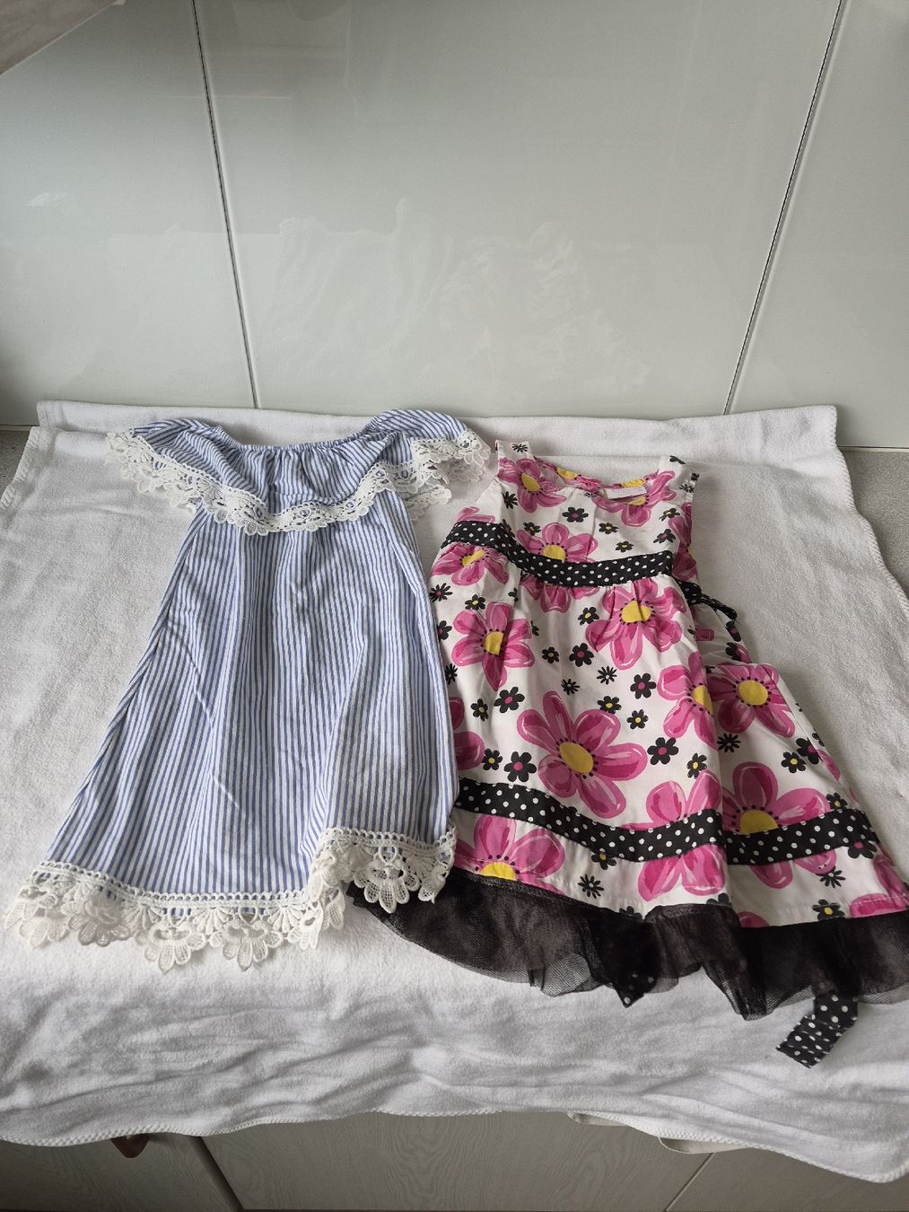 Lotti & Set di vestiti: 2 süsse Sommerkleider,Gr.104 – Usato da Hinterkappelen venduto da Anbal