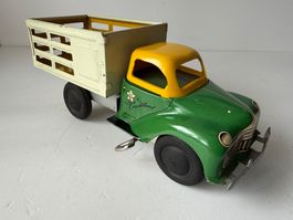 Alter mechanischer Lastwagen aus Blech