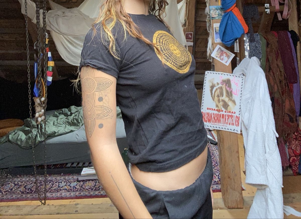 T-shirt: Schwarzes enges Oberteil mit Muster Print aus Nepal – Usato da Rehetobel venduto da Jahbleh 2