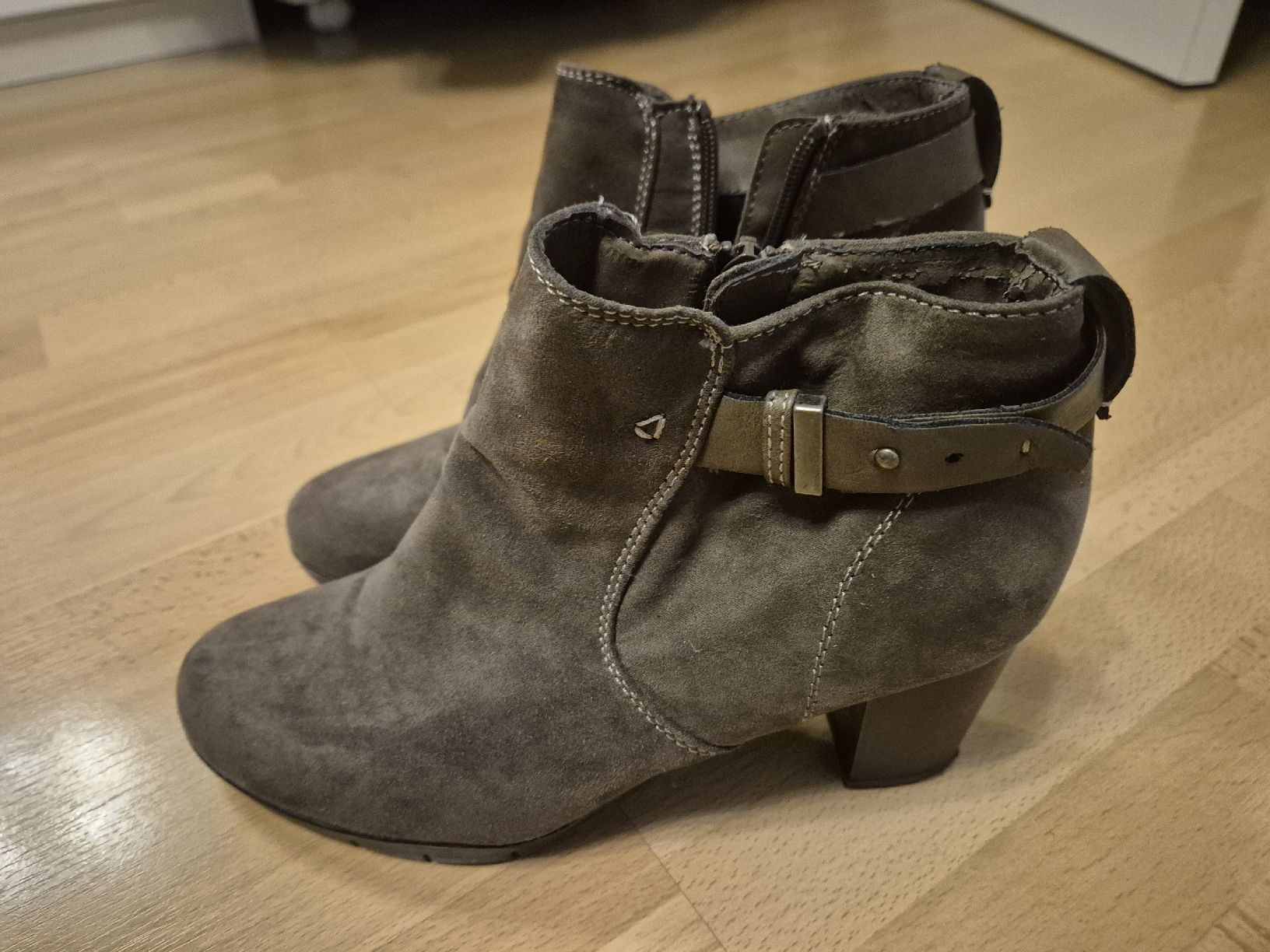 Chaussures femmes: Graue Stiefel Gr. 40 – D'occasion à Zug par puzzle73