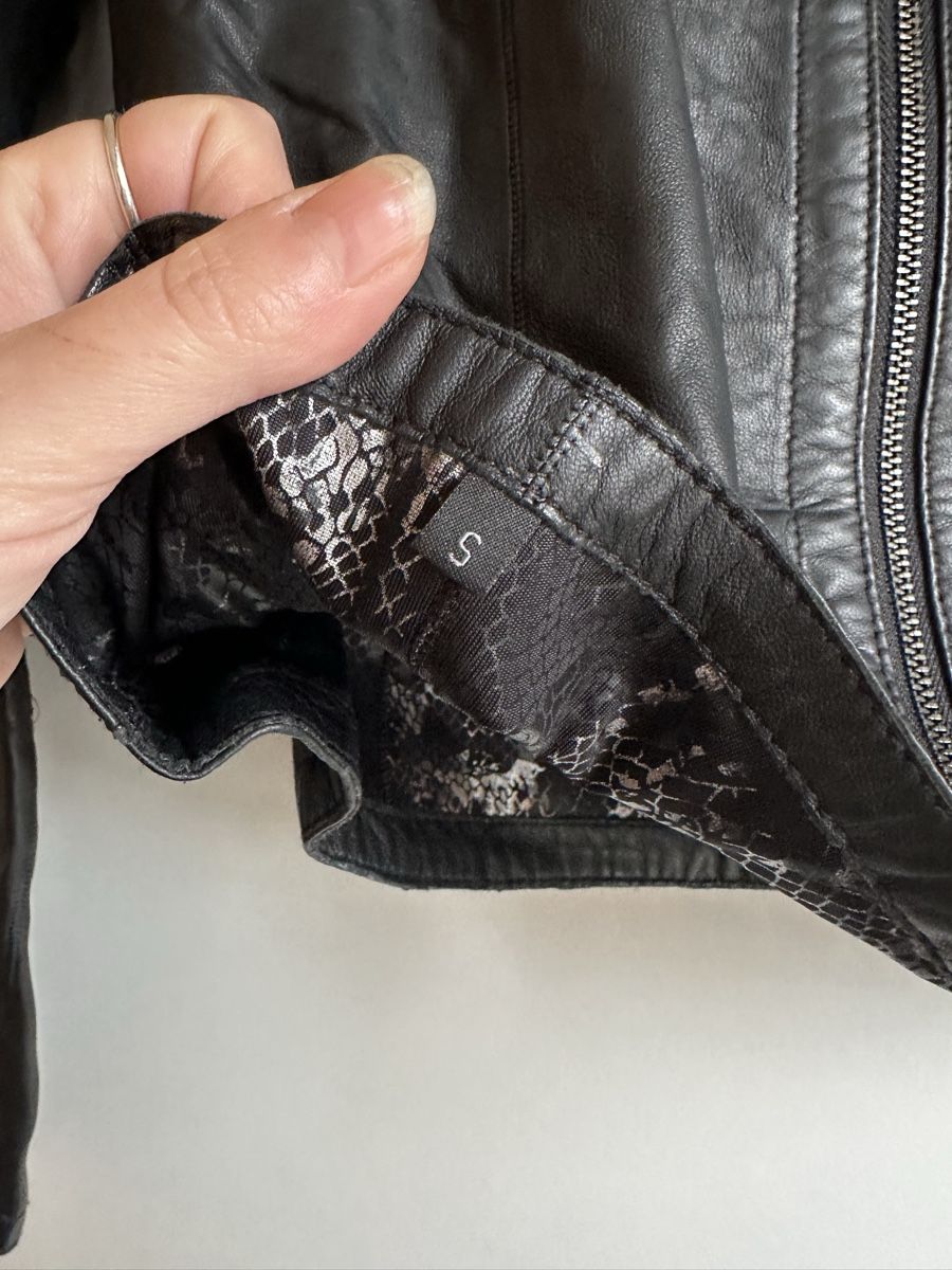Giacche: Schwarze Lederjacke Größe S – Usato da Basel venduto da Brunner.T 4