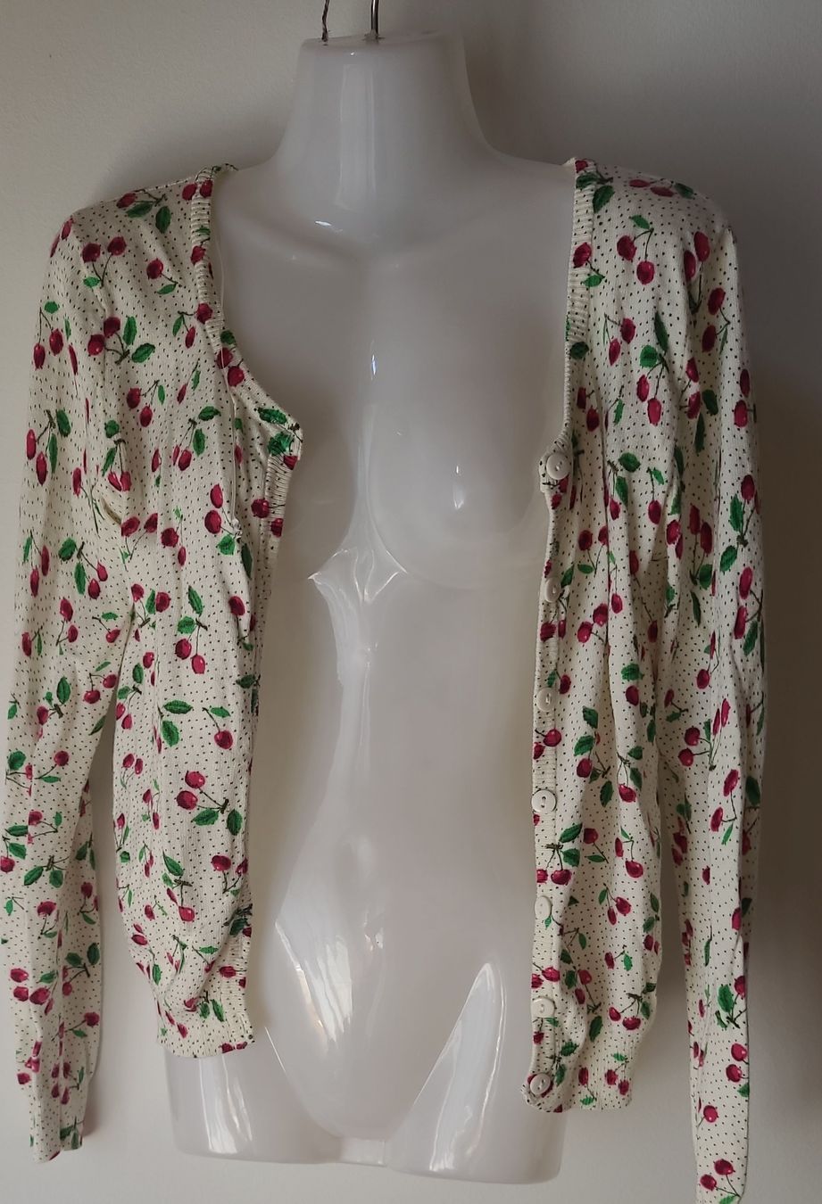 H&M Giacche: Damen liebling Strickjacke Kirschenmuster Grösse M – Usato da Horgenberg venduto da Klatschmohnmaria