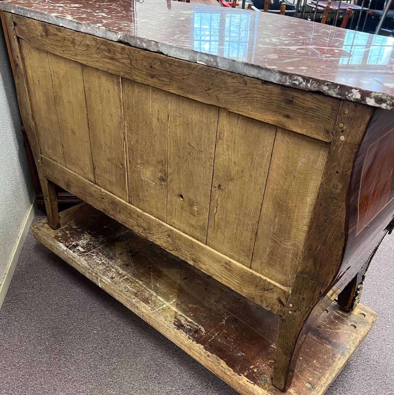 Cassettiere: Prachtvolle "Commode en Tombeau" , Paris um 1730 – Usato da Tecknau venduto da salzberg.ch 8