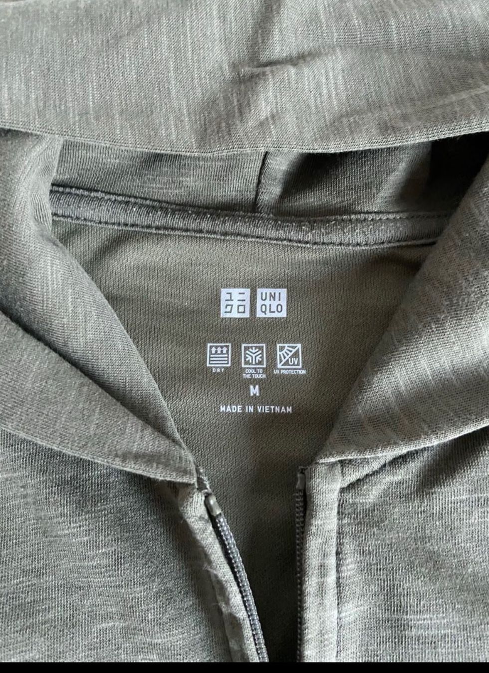 Pulls & Sweat-shirts: Uniqlo Kapuzen Sweater – D'occasion à Neuchâtel par Blek7 1