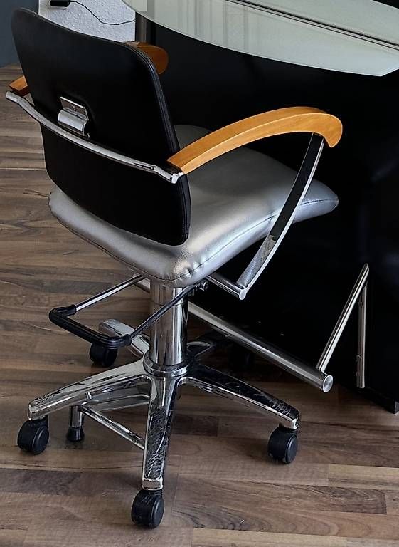 Chaises: Coiffeurstühle – D'occasion à Kreuzlingen par Deli07 2