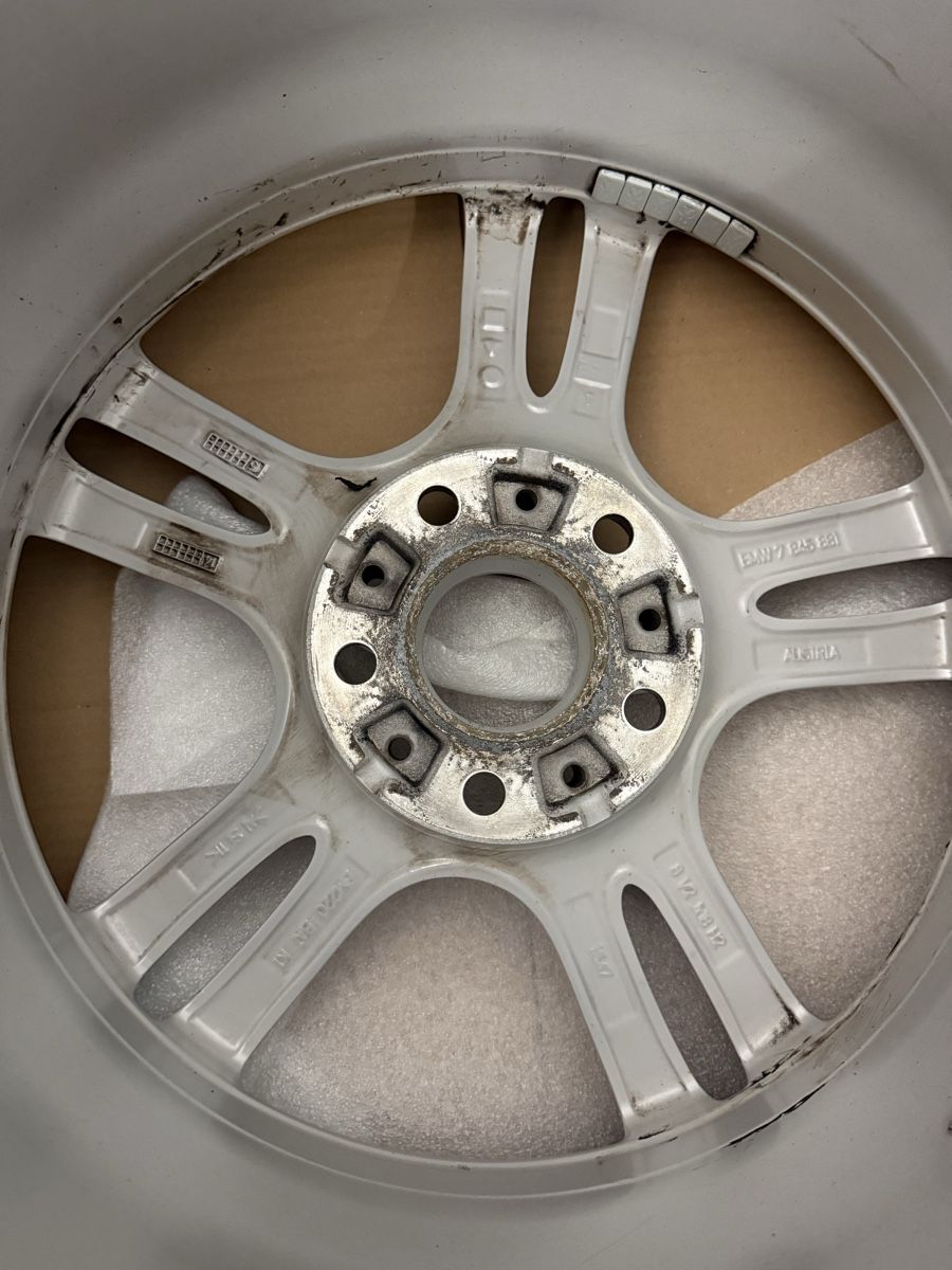 BMW Cerchioni: Alufelge silber 5-Speichen Design mit Starken Kratzer – Usato da Embrach venduto da Ana_ferreira 1