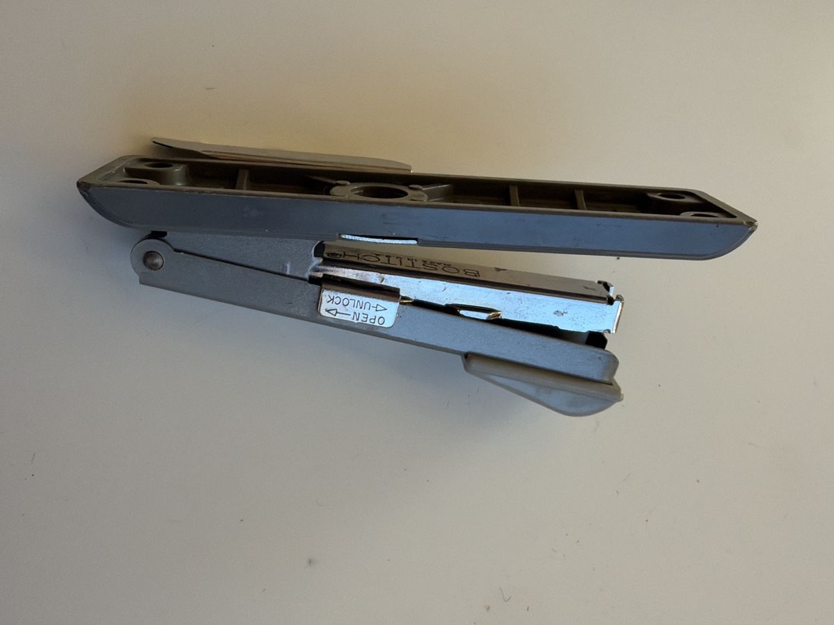 Bostitch Tutti gli attrezzi: Bostitch Heftgerät mit integriertem Entklammerer grau(S44) – Usato da Neuenhof venduto da SchnaeppliAllerlei 4
