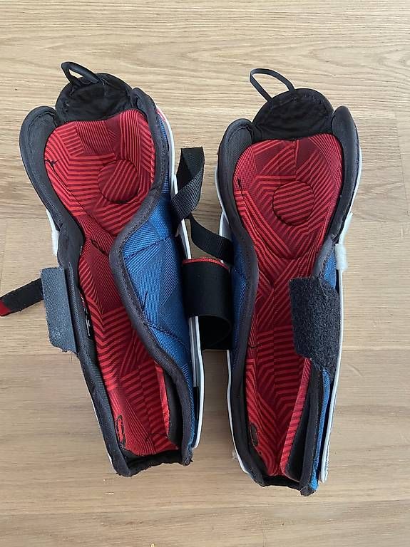 Ccm Schutz & Schoner: CCM Eishockey Knieschoner Gr 11 – Gebraucht aus Horgen von nasten