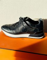 Sneakers Hermès en cuir, taille 43 en parfait état.
