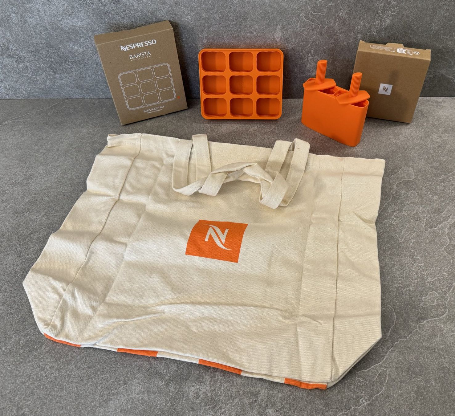 Teglie da forno: NESPRESSO Set: Clacé-Form + Eiswürfel-Form + Tasche ... – Nuovo e nell'imballaggio originale da Chur venduto da Papageibarsch77 1