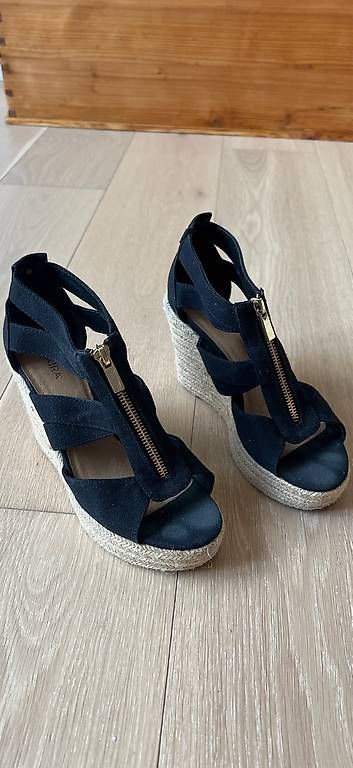 Damenschuhe: Sandalen mit Keilabsatz Grösse 36 – Gebraucht aus Maur von Franzifisch