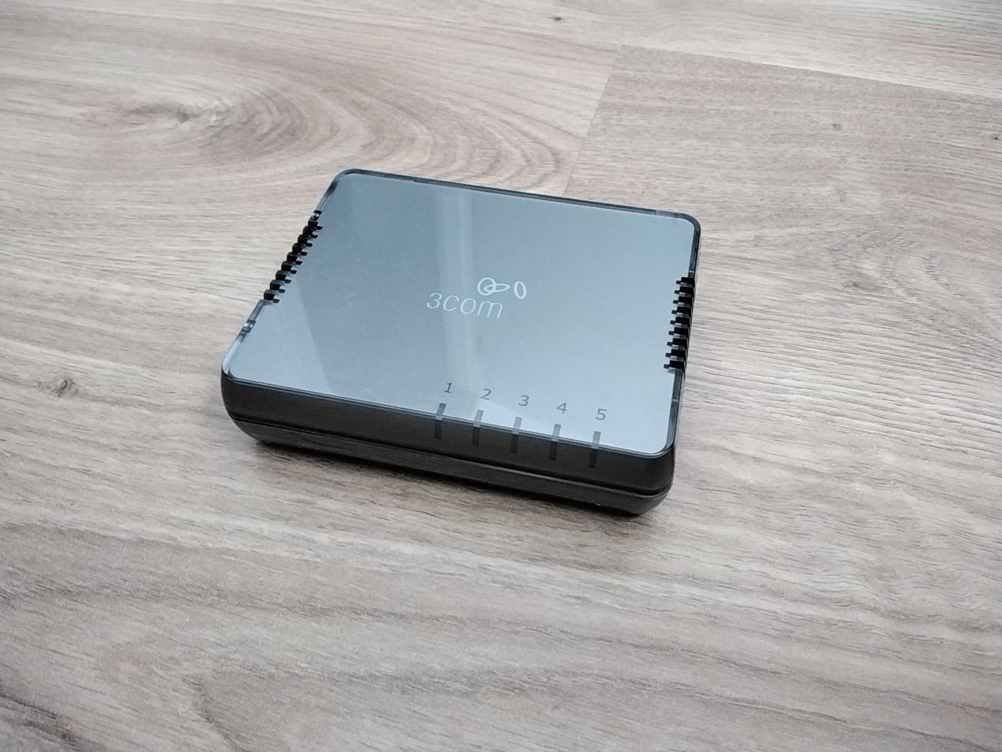 Hub & Switch: Switch 3Com Gigabit 5 ports – Usato da Vers-chez-Perrin venduto da nicobello